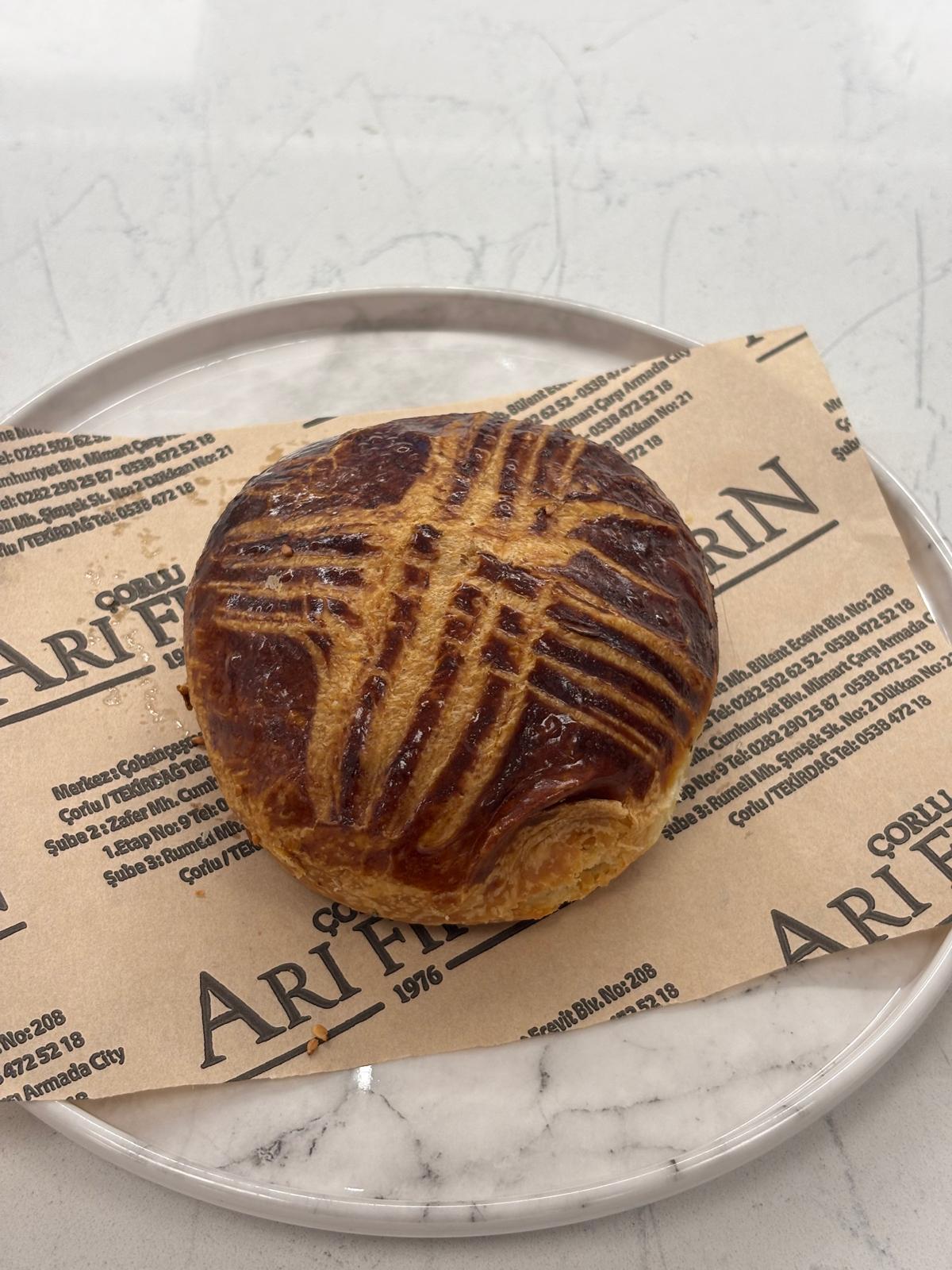 Arı Fırın Özel Yapım Nar Gibi Kızarmış Karaköy Poğaçası – Arı Fırın Çorlu