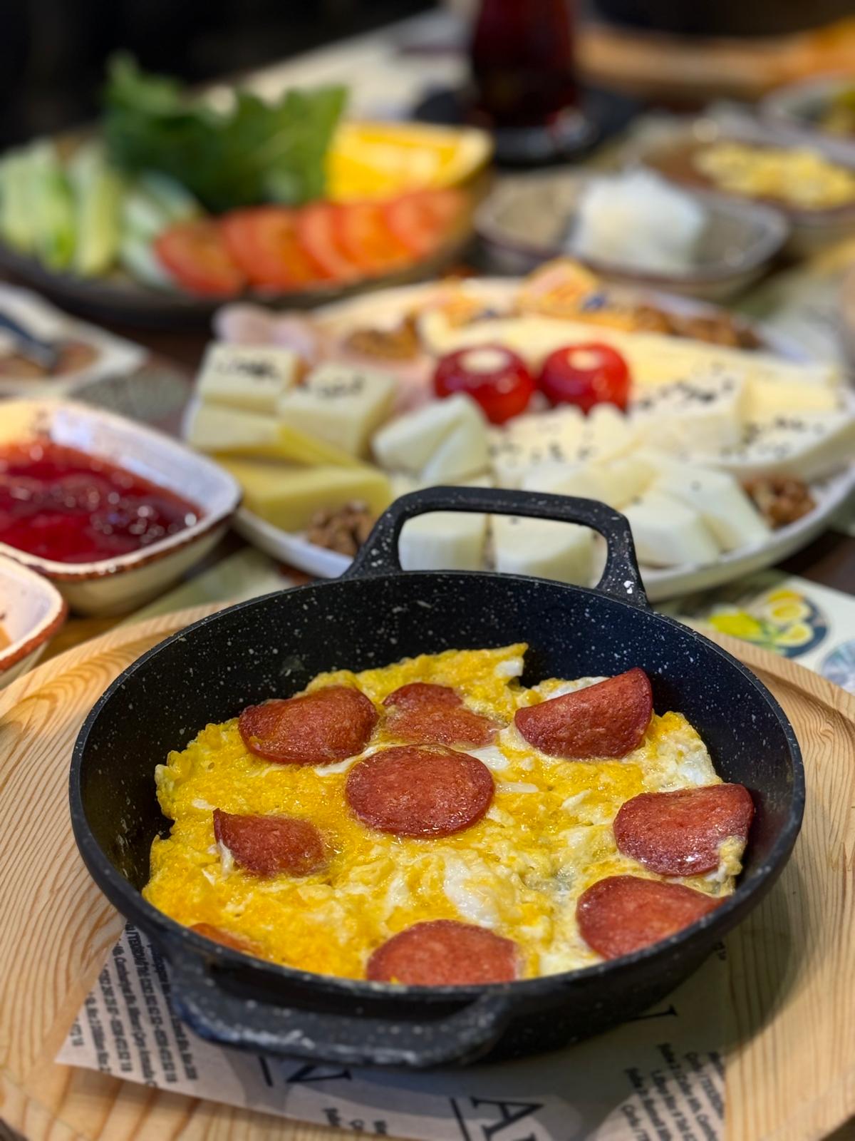 Çorlu Arı Fırın'da kahvaltının yıldızı: Bakır sahanda cızırdayan taze sıcak sucuklu yumurta – Arı Fırın Çorlu