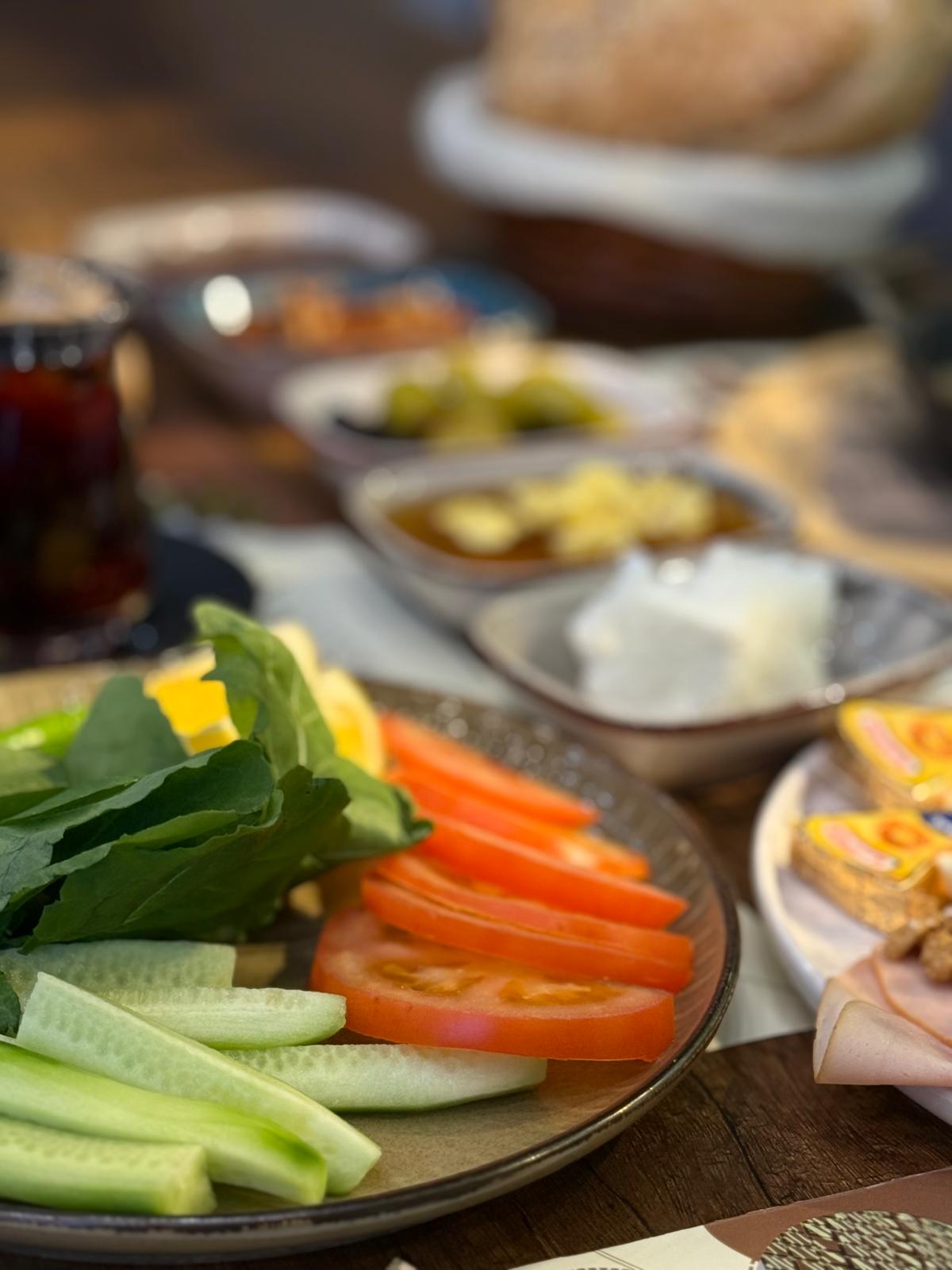 Arı Fırın Çorlu kahvaltısında taze domates, salatalık, roka ve biberden oluşan sağlıklı söğüş tabağı. – Arı Fırın Çorlu