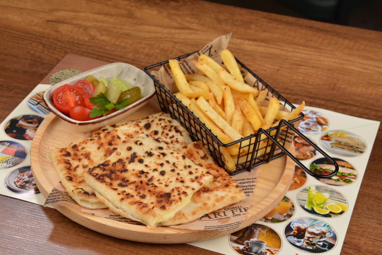 Odun ateşinde sac üzerinde pişen geleneksel el açması peynirli gözleme. – Arı Fırın Çorlu