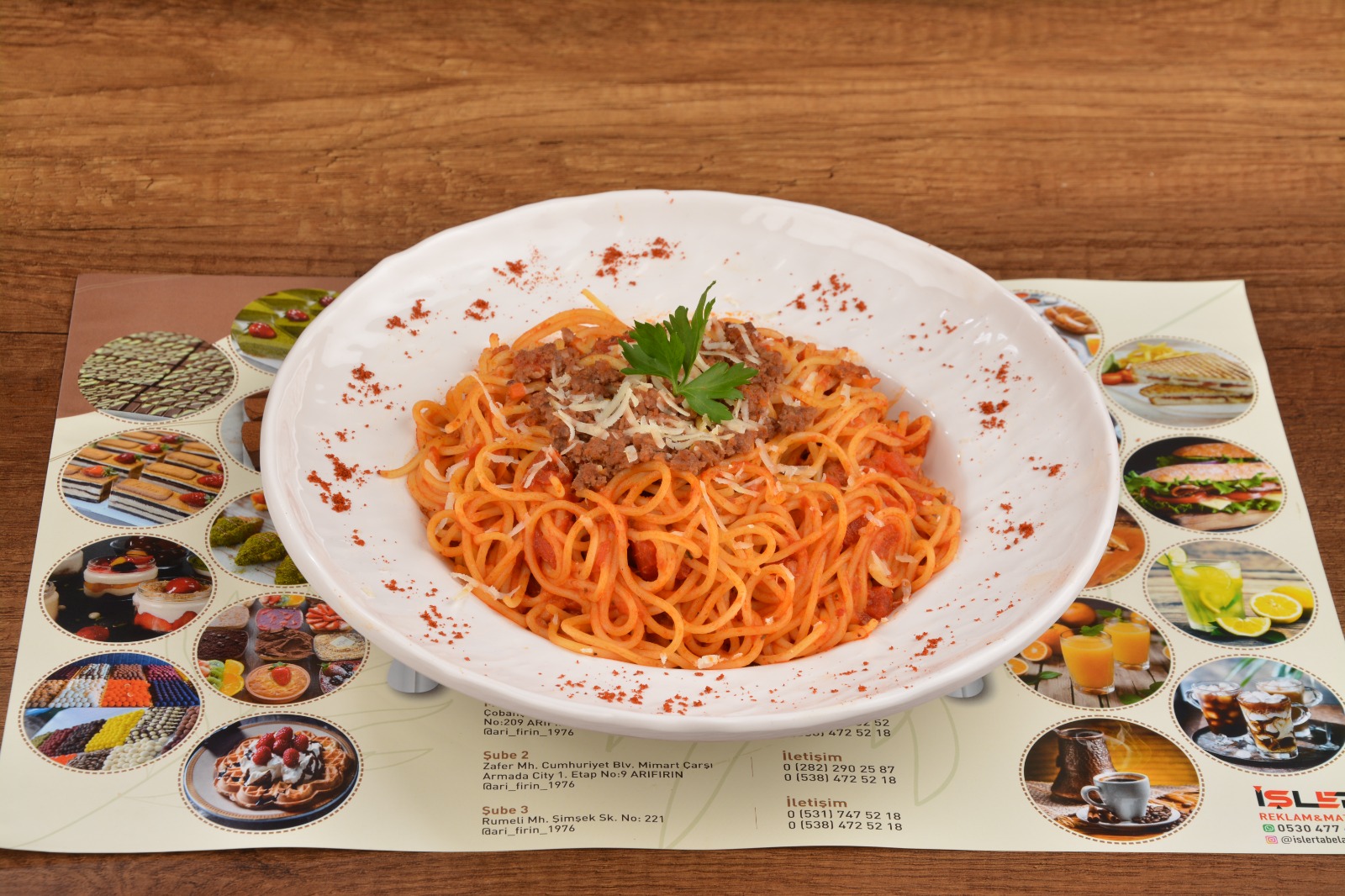 Taze domates sosu, fesleğen ve sızma zeytinyağı ile tavada sotelenmiş dumanı tüten spagetti makarna. – Arı Fırın Çorlu