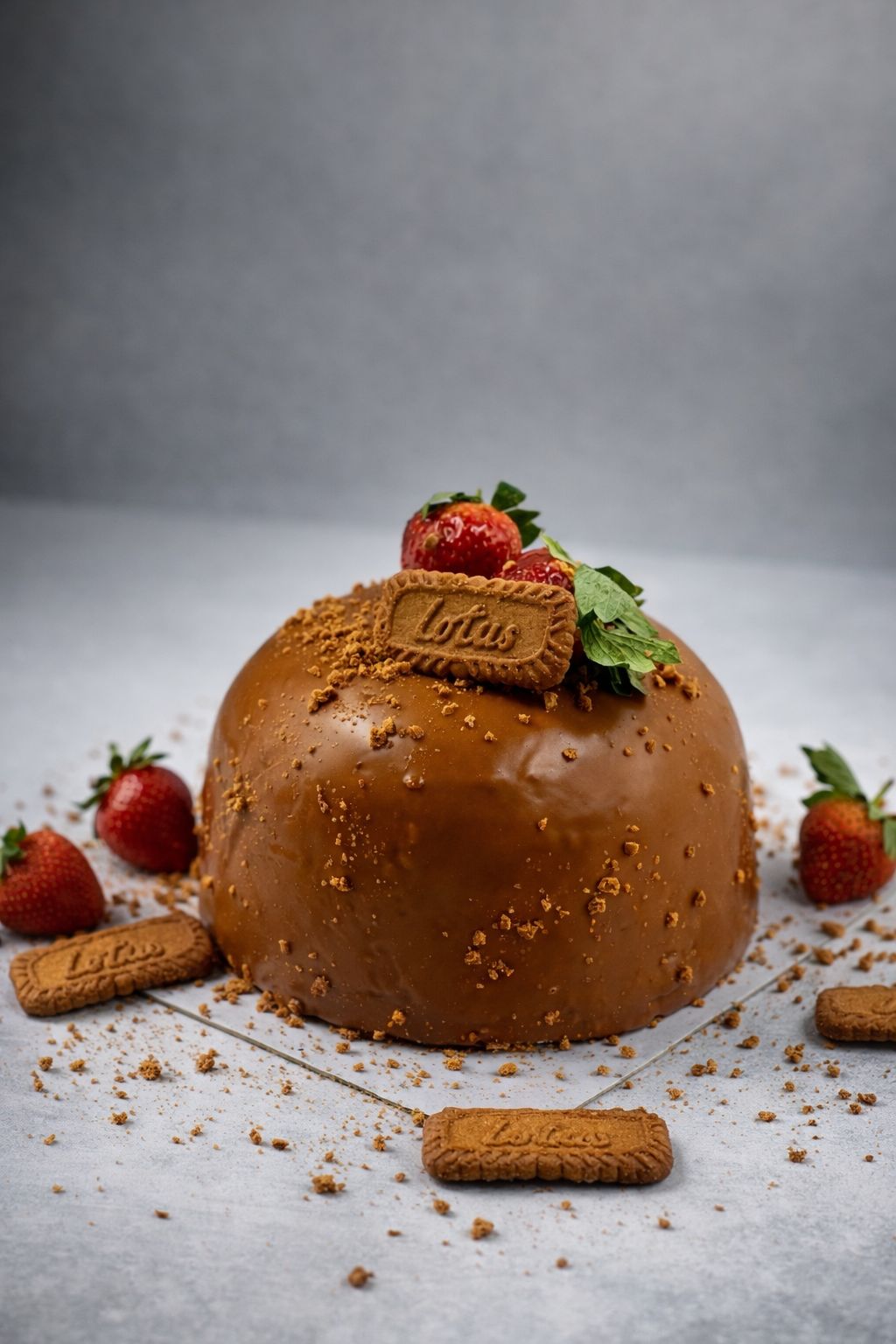 Çorlu Arı Fırın taze çilekli ve çikolata soslu günlük yaş pasta. – Arı Fırın Çorlu