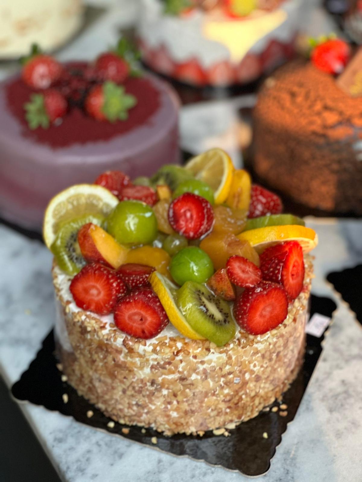 Çorlu Arı Fırın özel gün ve kutlamalar için şeker hamurlu butik pasta tasarımı. – Arı Fırın Çorlu