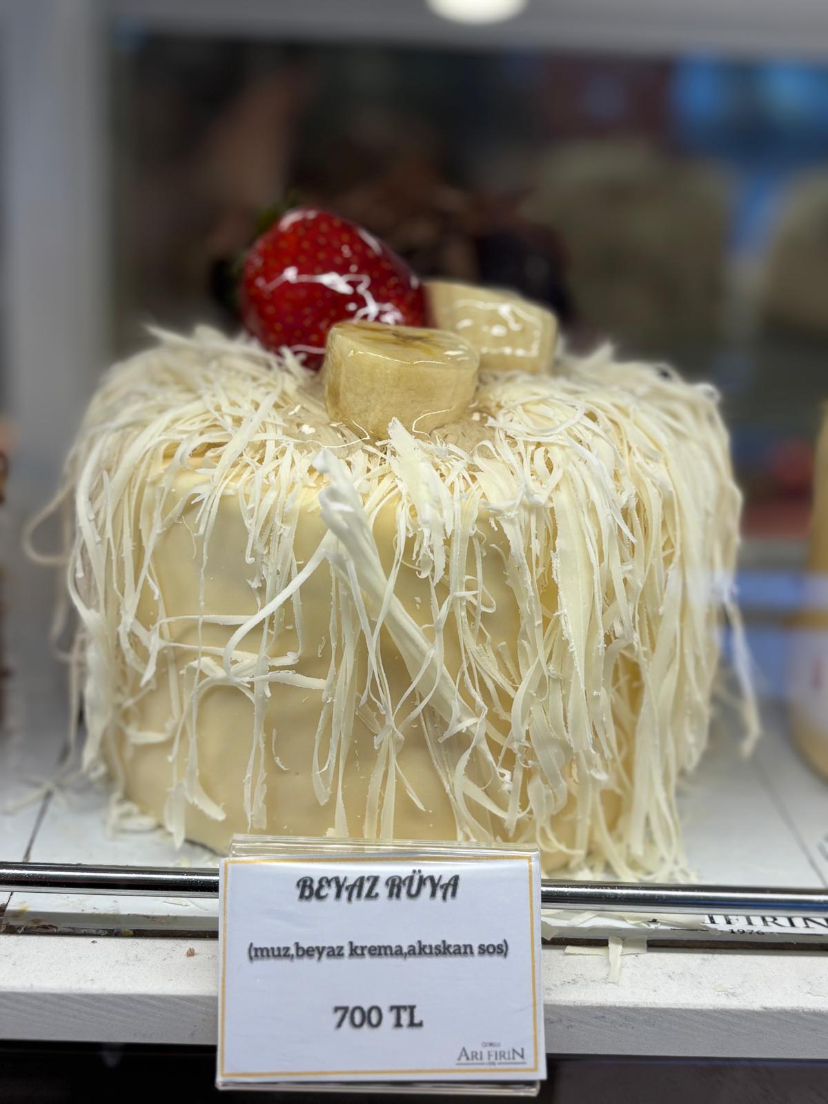 Arı Fırın Pastaneleri Çorlu beyaz kremalı ve çiçek süslemeli özel tasarım yaş pasta. – Arı Fırın Çorlu