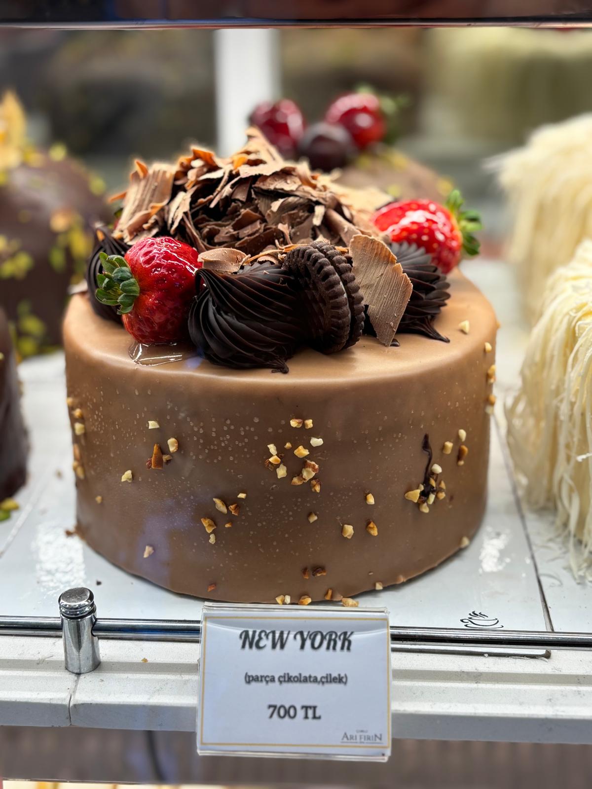 Arı Fırın Pastaneleri Çorlu modern süslemeli ve renkli özel gün pastası çeşitleri. – Arı Fırın Çorlu