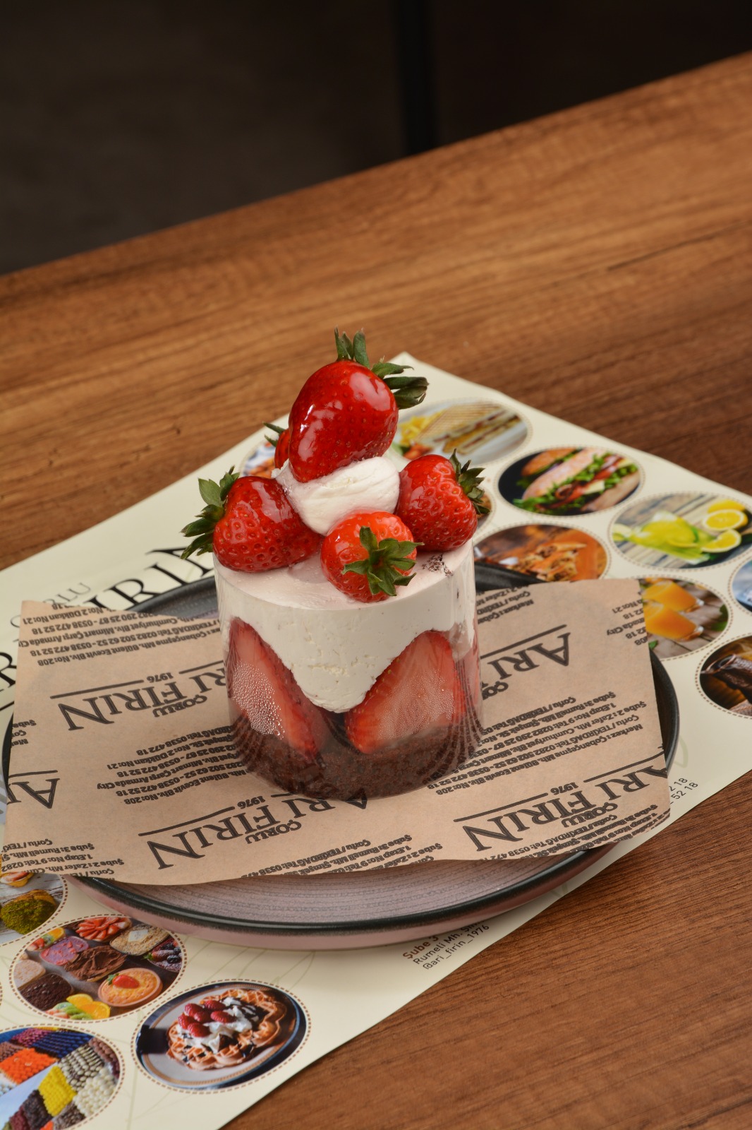 Çorlu Arı Fırın kalitesiyle günlük üretilen, dumanı tüten yemeklerin ardından harika giden taze çilekli porsiyon tatlı. – Arı Fırın Çorlu