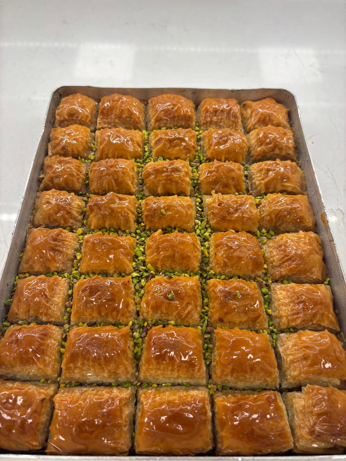 Çorlu Arı Fırın'dan bol fıstıklı, taze şerbetli çıtır kare baklava tepsisi. – Arı Fırın Çorlu