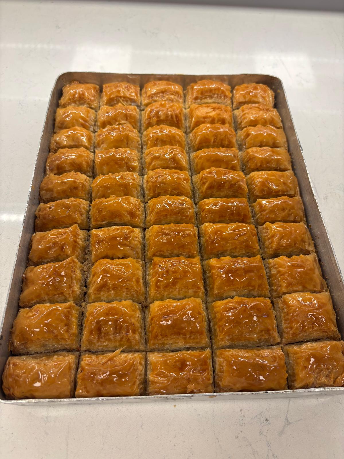 Arı Fırın Pastaneleri'nde geleneksel yöntemlerle hazırlanan altın sarısı ev baklavası. – Arı Fırın Çorlu