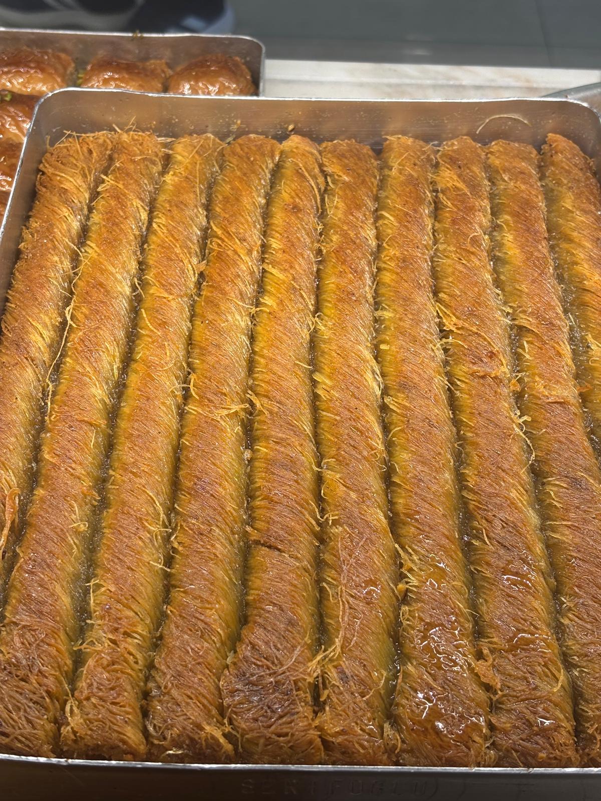 Çorlu'da en iyi tatlıcı arayanlara: Arı Fırın usulü bol malzemeli burma kadayıf. – Arı Fırın Çorlu