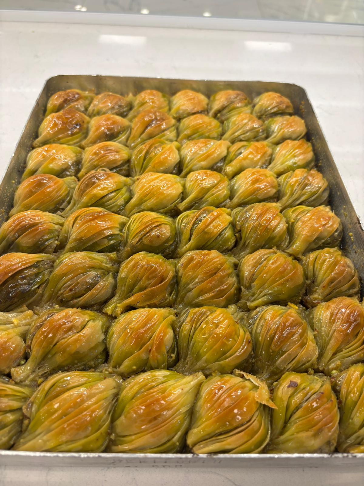 Yeni nesil lezzet: Arı Fırın Çorlu şubesinde taze fıstıklı midye baklava keyfi. – Arı Fırın Çorlu