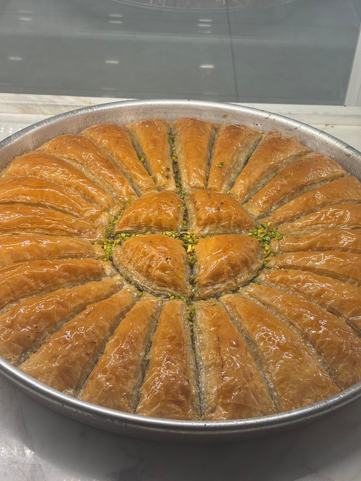 Arı Fırın'ın meşhur fıstıklı havuç dilimi baklavası – Arı Fırın Çorlu