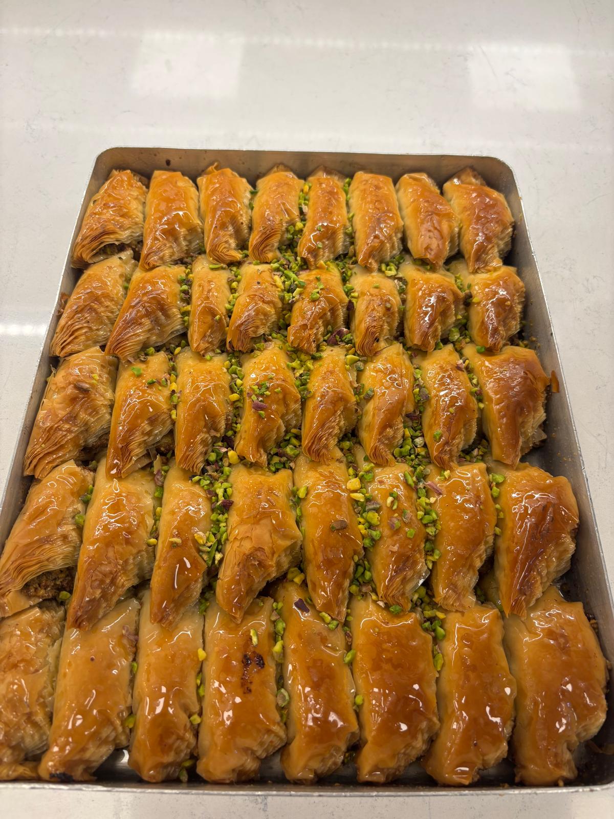 İçi bol kaymaklı ve fıstıklı, çıtır katmanlı Arı Fırın şöbiyet tatlısı – Arı Fırın Çorlu