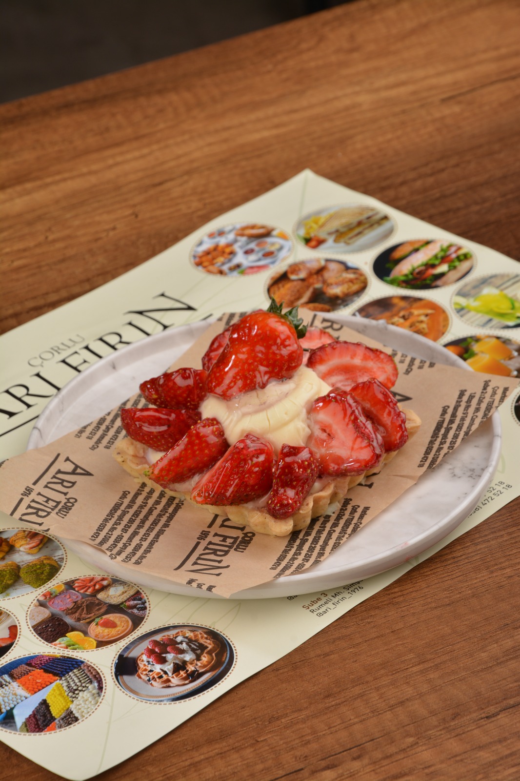 Çorlu Arı Fırın mutfağından günlük taze çıkan, bol malzemeli nefis çilekli tartalet tatlısı. – Arı Fırın Çorlu