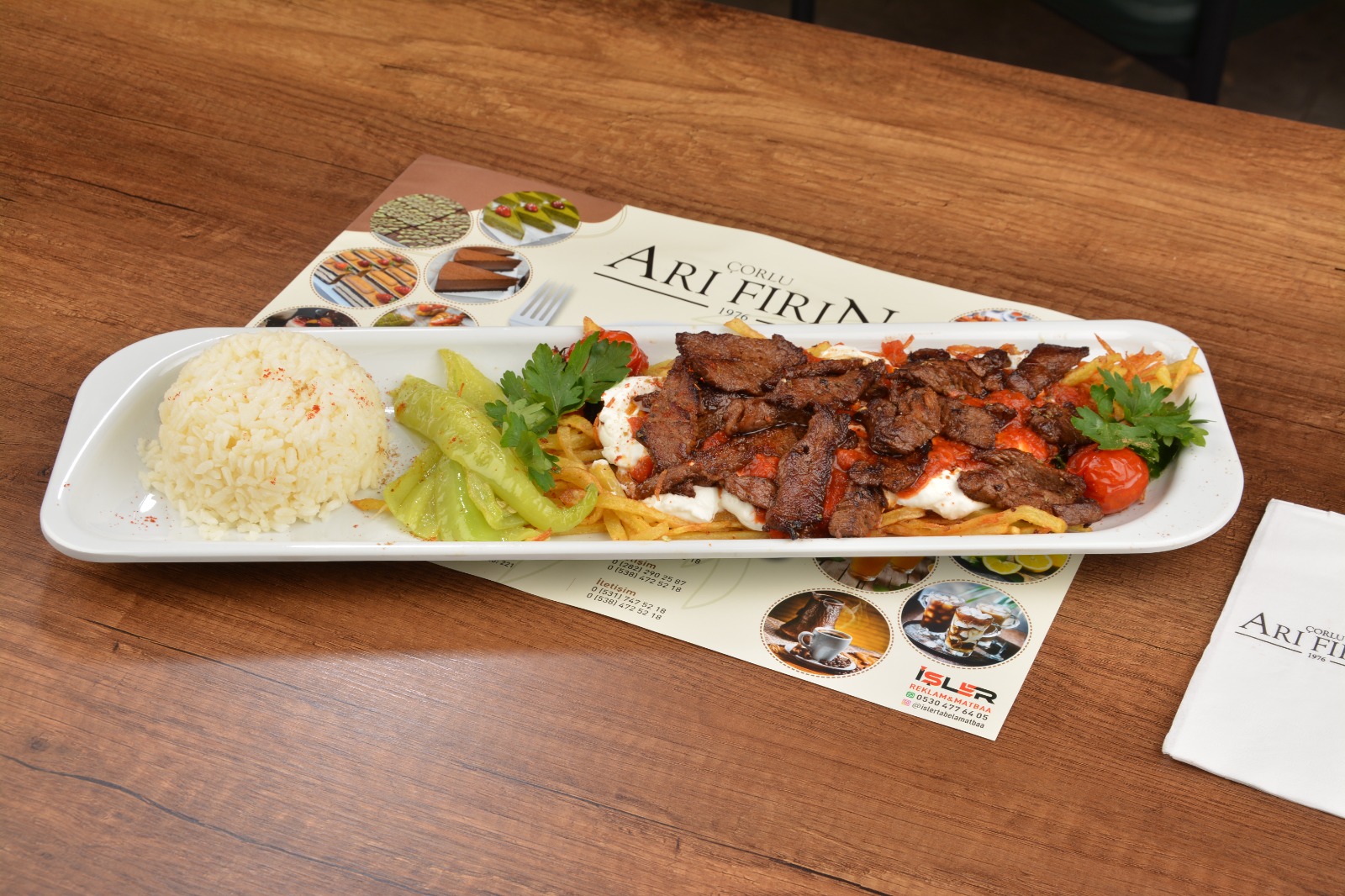 Geniş tavada yüksek ateşte sotelenen biberli, domatesli ve dumanı tüten et sote yemeği. – Arı Fırın Çorlu